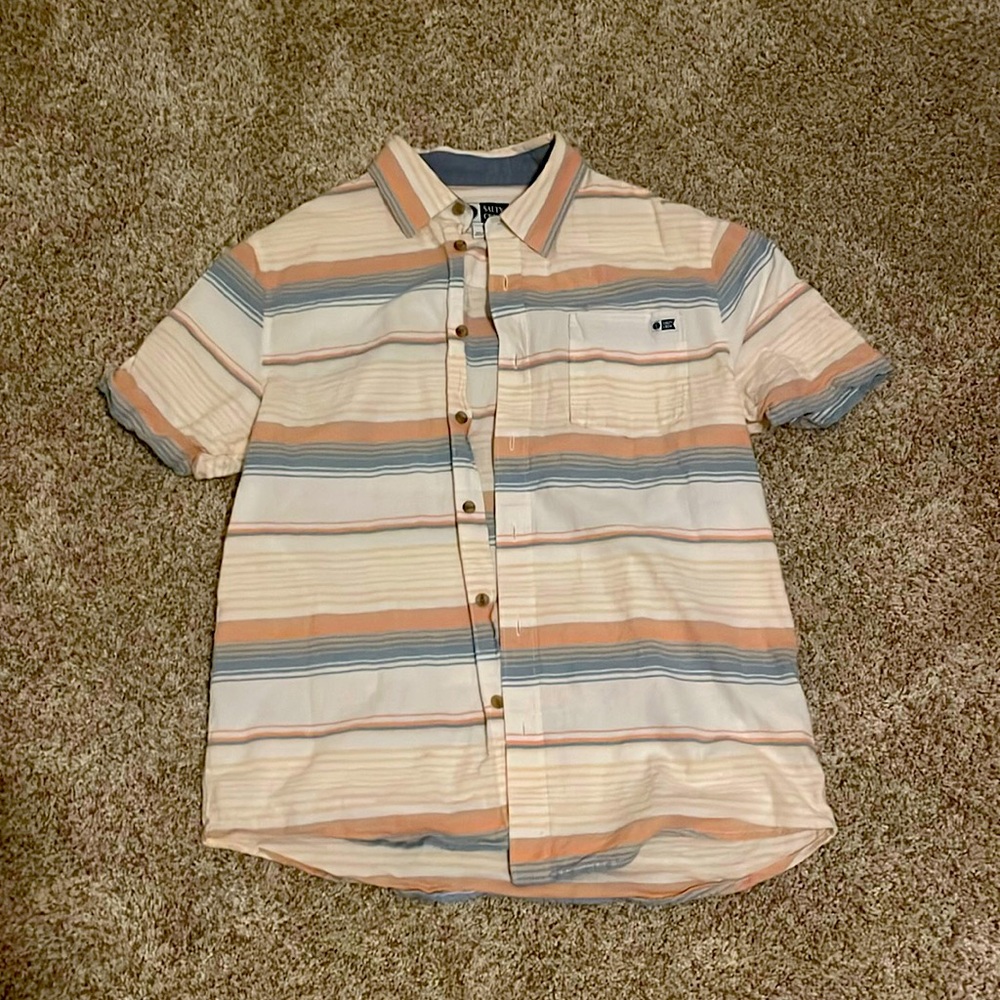 Salty Crew Button T shirt Great Condition